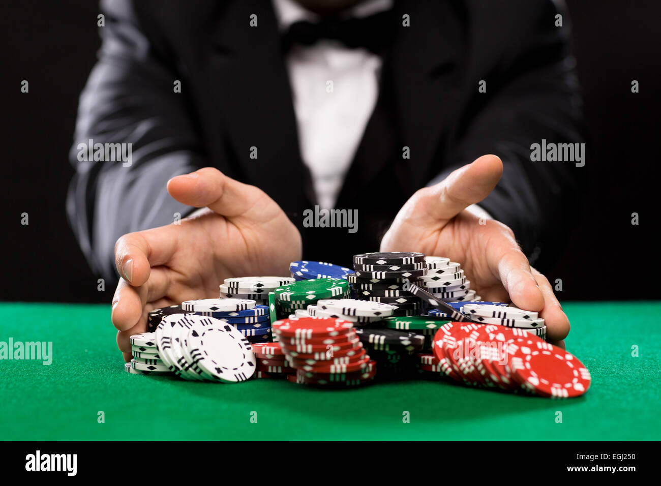 Giocatore di poker con chips al tavolo del casinò Foto Stock