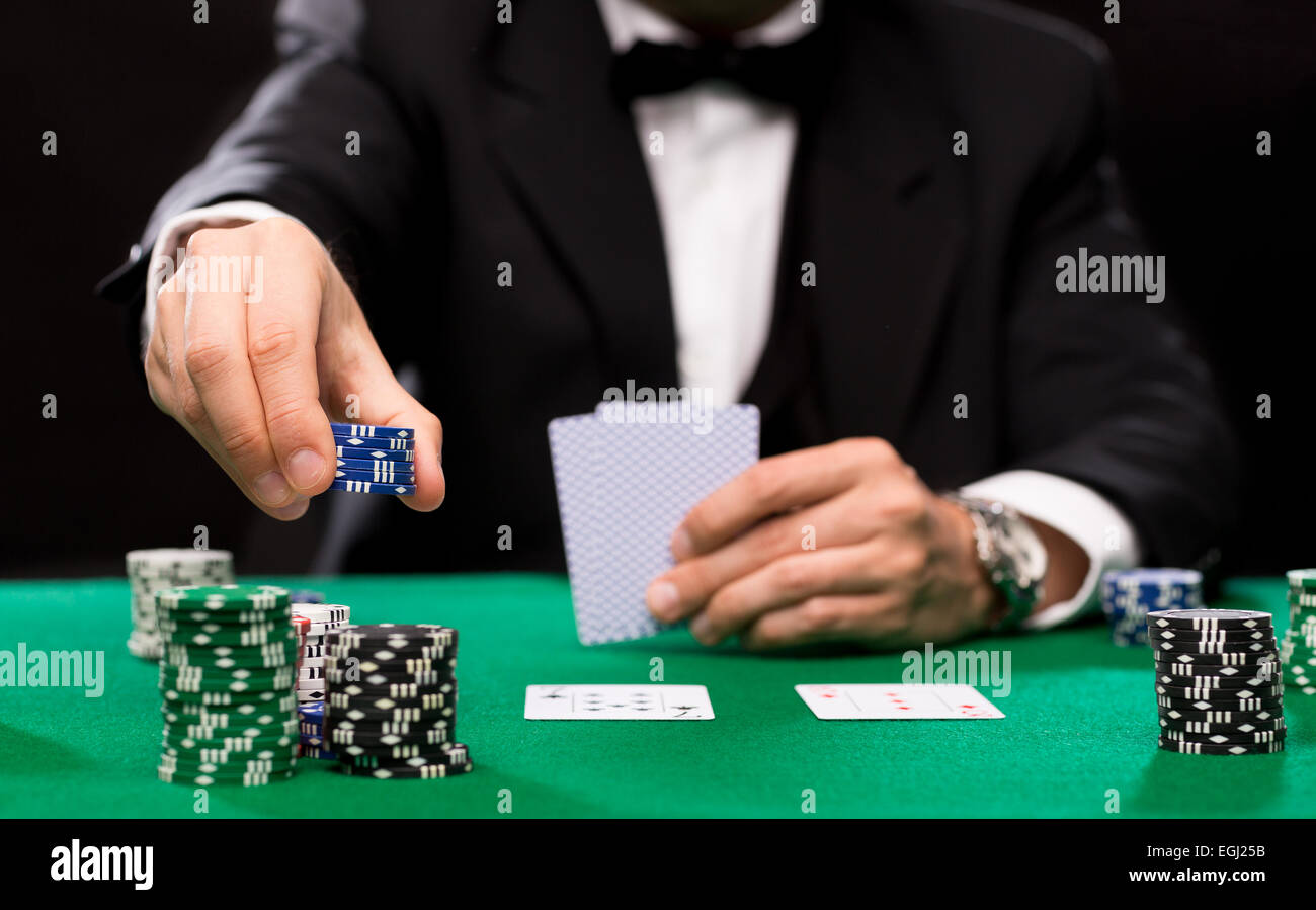 Giocatore di poker con carte e chips di casino Foto Stock