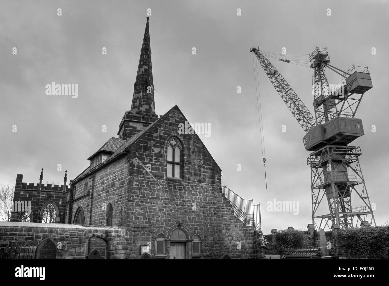 Bianco e nero fotografia HDR di Birkenhead Priory con una gru della adiacente Cammell Laird Costruttori Navali Foto Stock