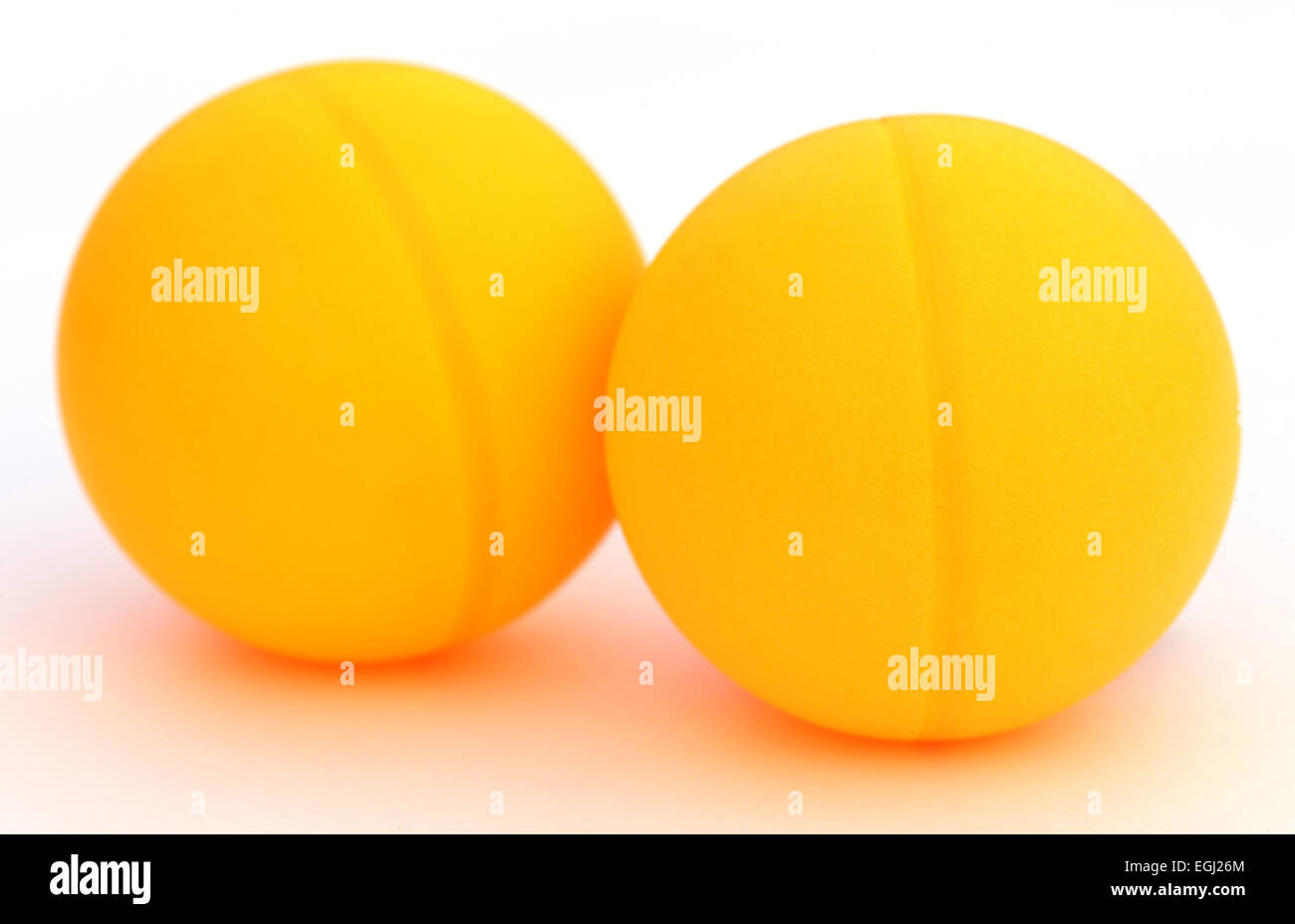 Table Tennis palla su sfondo bianco Foto Stock