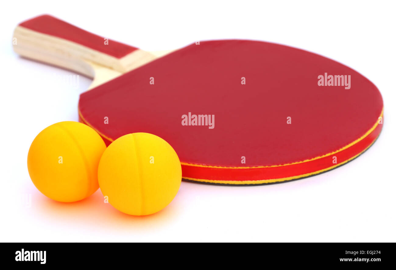 Tabella palla da tennis con bat su sfondo bianco Foto Stock