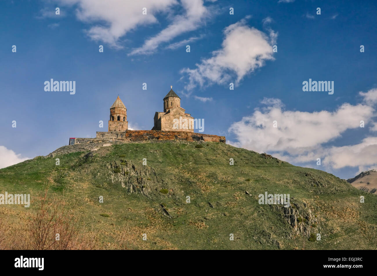 Vista panoramica di una vecchia chiesa in piedi su una collina in Georgia Foto Stock