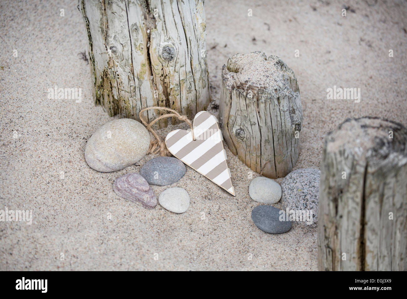 Cuore, tag, palo di legno, pietre, spiaggia, simbolo dell'amore, Foto Stock