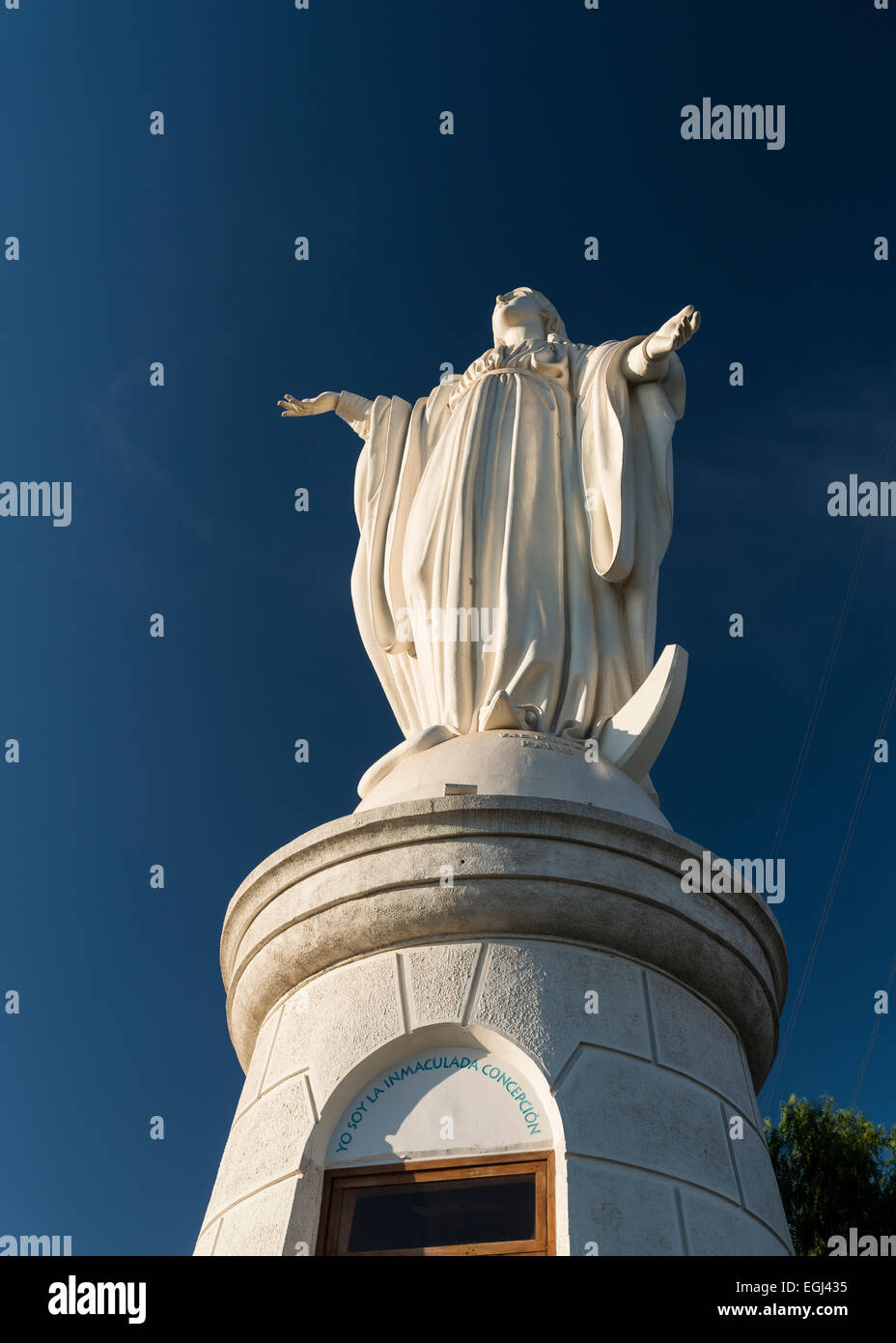 Statua della Virgen de la Inmaculada, Cerro San Cristóbal al crepuscolo, Santiago del Cile Foto Stock