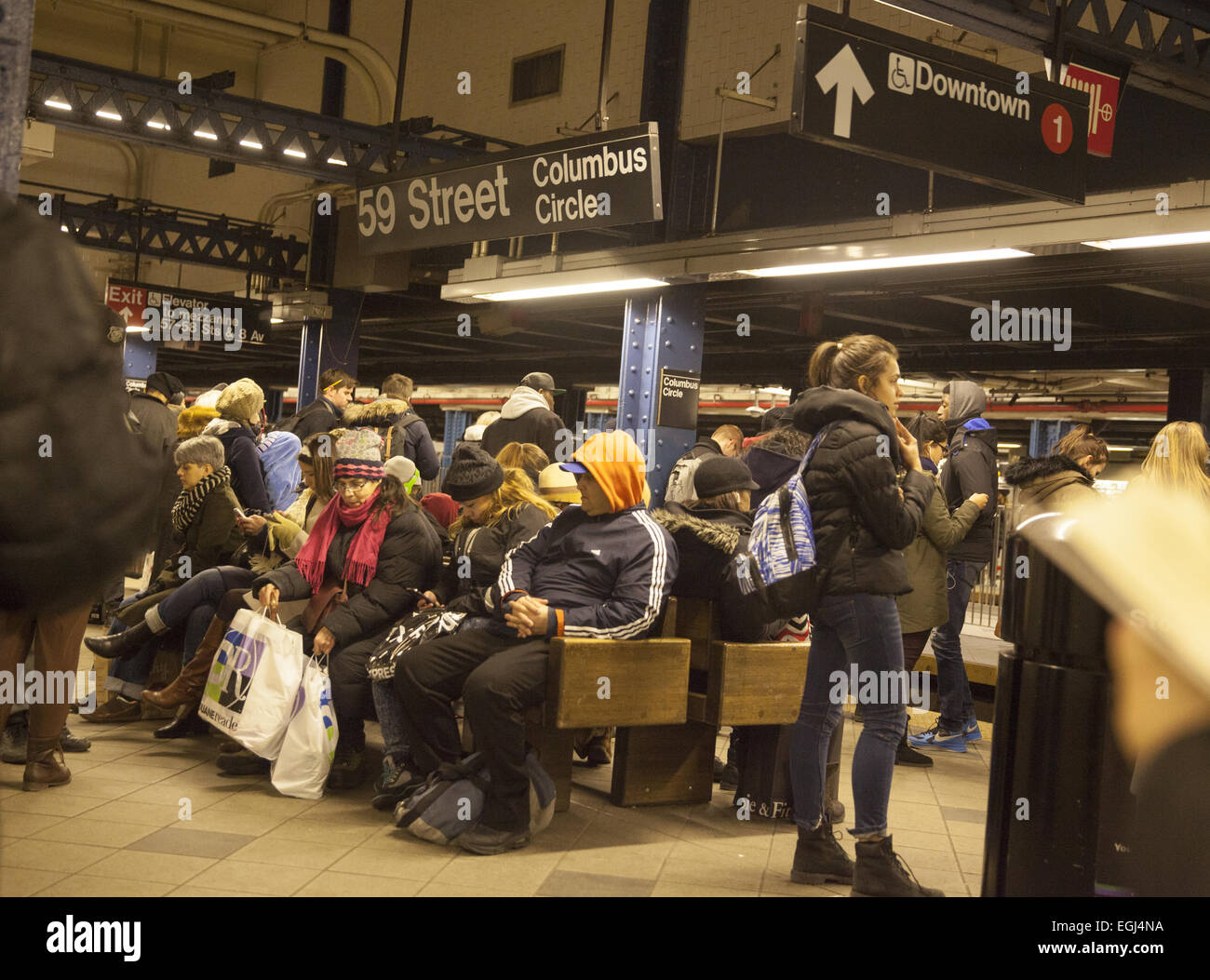 Persone sedersi in attesa per il prossimo treno della metropolitana al Columbus Circle Stazione della metropolitana presso l'angolo nord-ovest di Central Park in Ma Foto Stock