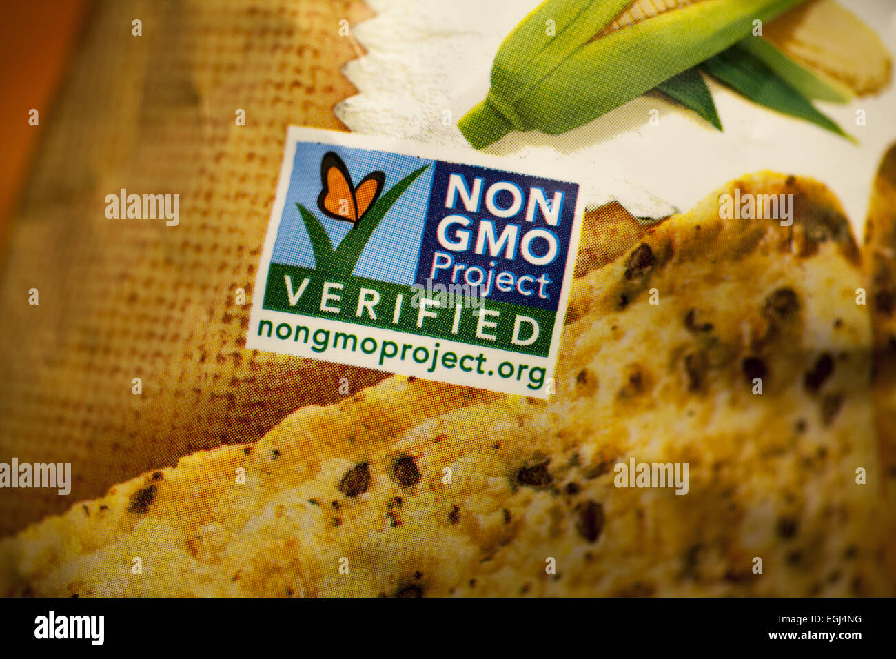 Non OGM verificato un adesivo su una busta di patatine di mais in un negozio di generi alimentari. Molte persone hanno paura di alimenti geneticamente modificati a causa del Foto Stock