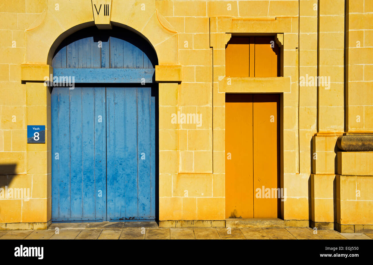 Cancello e porta di un restauro di un magazzino storico edificio, Valletta Waterfront, Valletta, Malta Foto Stock