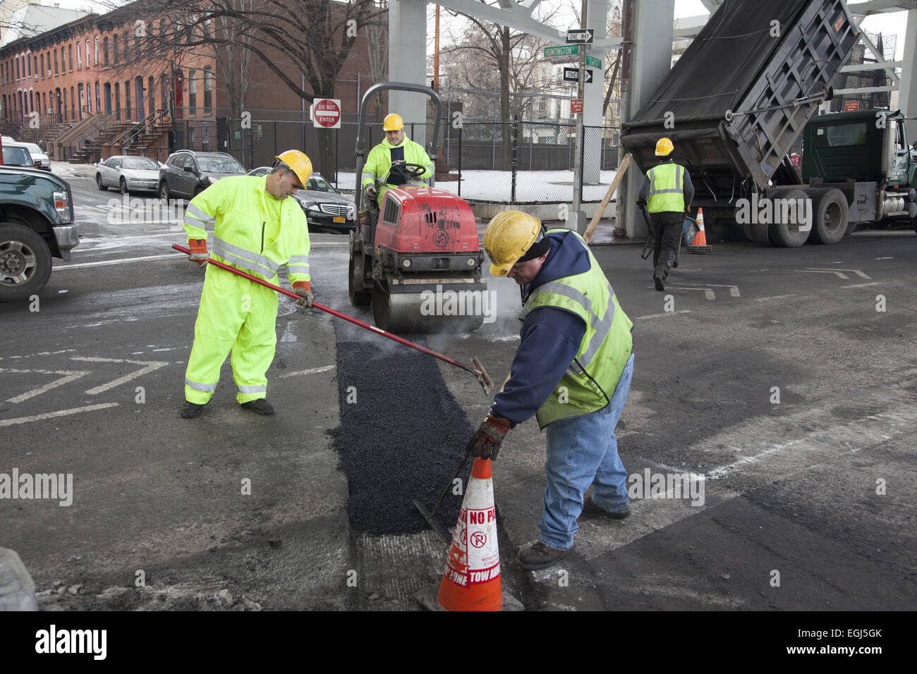 I lavoratori di compilare e riparare una strada che ha nuove tubazioni di gas al di sotto del Carroll Gardens quartiere di Brooklyn, New York. Foto Stock