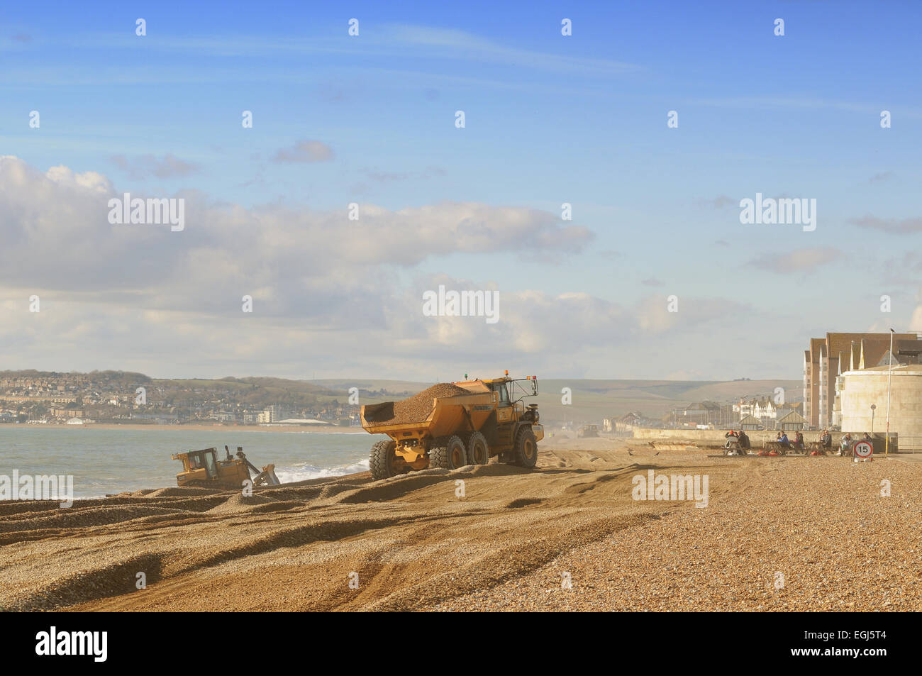 Seaford, East Sussex, Regno Unito. 25th febbraio 2015. L'Agenzia ambientale continua a scolpire Seaford Beach spostando le ghiaia da un'estremità della spiaggia all'altra per contribuire a proteggere contro l'inondazione di 300 case e imprese Foto Stock