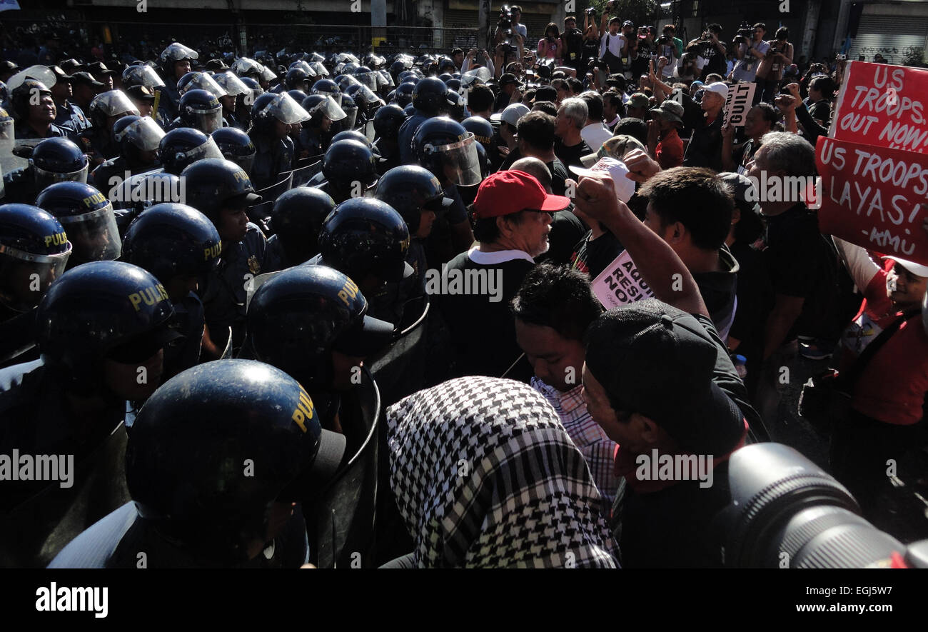 Vari poliziotti blocco manifestanti militanti al Santolan cavalcavia, impedendo che i manifestanti di avanzare verso il Philippine National questura durante un rally a EDSA autostrada, tenuto il 29 anniversario del 1986 People Power rivoluzione. I manifestanti sono stati bloccati dalla polizia di raggiungere il quartier generale della polizia dove sono destinati a formare una 'catena umana dal quartier generale di EDSA Santuario. Credito: Richard James Mendoza/Pacific Press/Alamy Live News Foto Stock