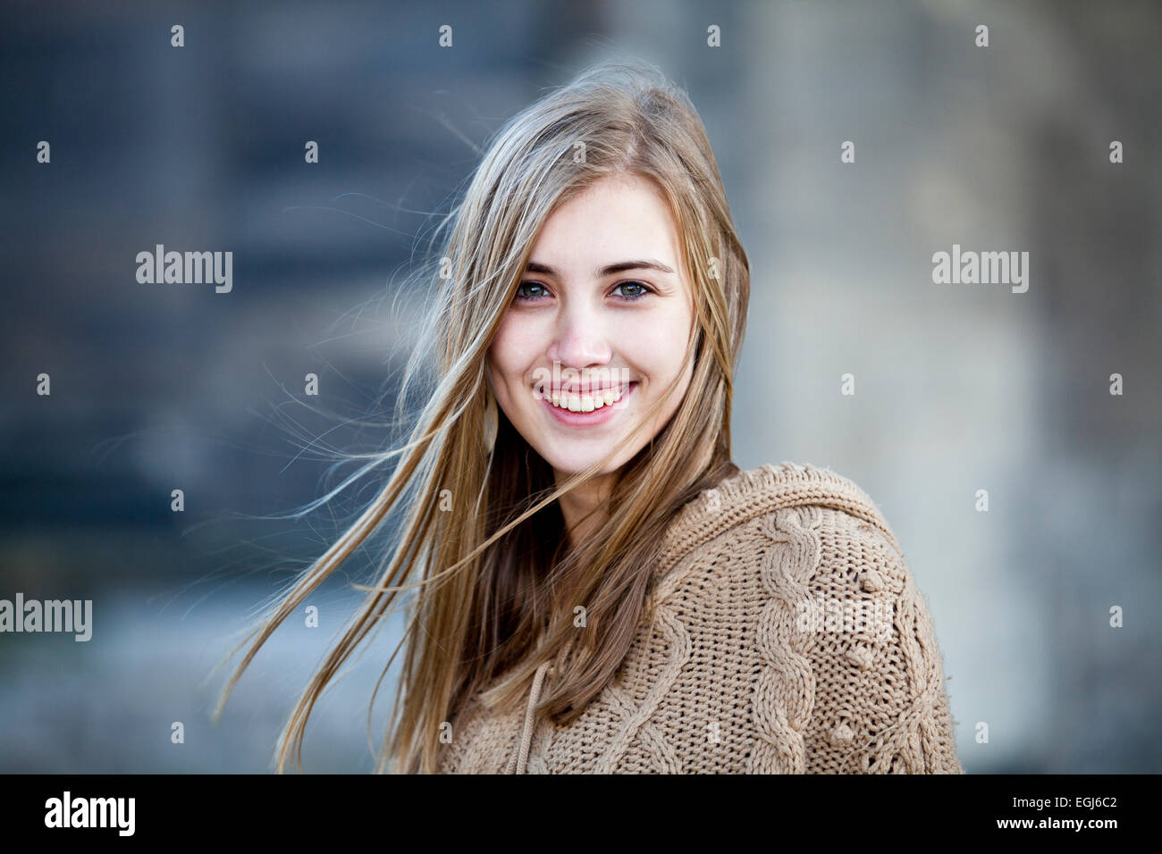 Ritratto di una giovane donna, sorriso raggiante di gioia Foto Stock