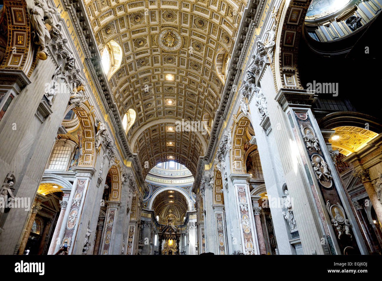Interno della Basilica di San Pietro, il Vaticano, guardare verso l'alto al Moderno la navata e il soffitto. Foto Stock