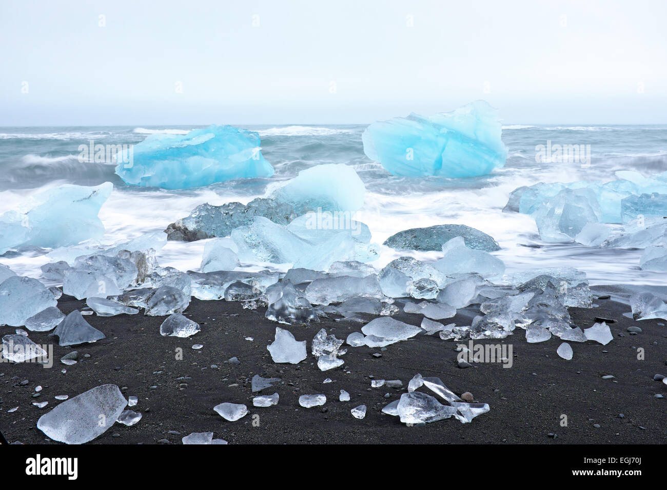 Rocce di ghiaccio su una spiaggia di sabbia nera in Islanda Foto Stock