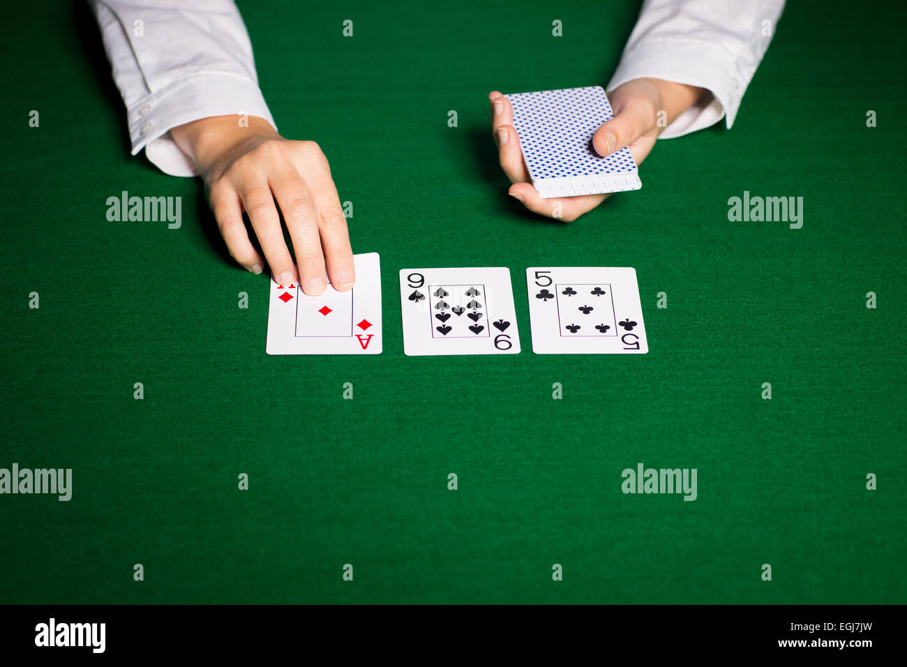 Holdem concessionario con carte da gioco Foto Stock