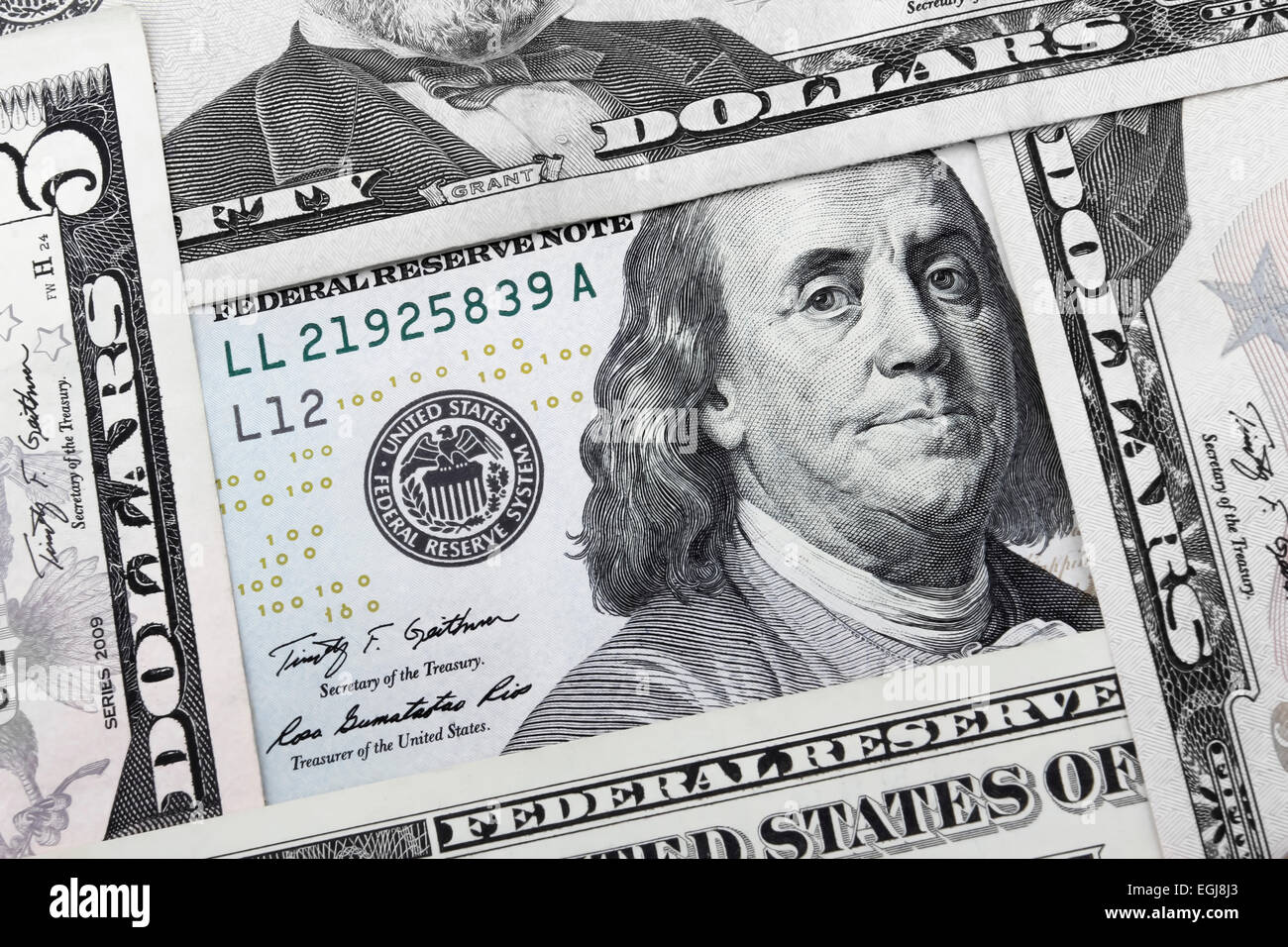 4 dollaro USA (USD) note sono la formazione di una piazza con una 100 USD nota nel mezzo. Foto Stock
