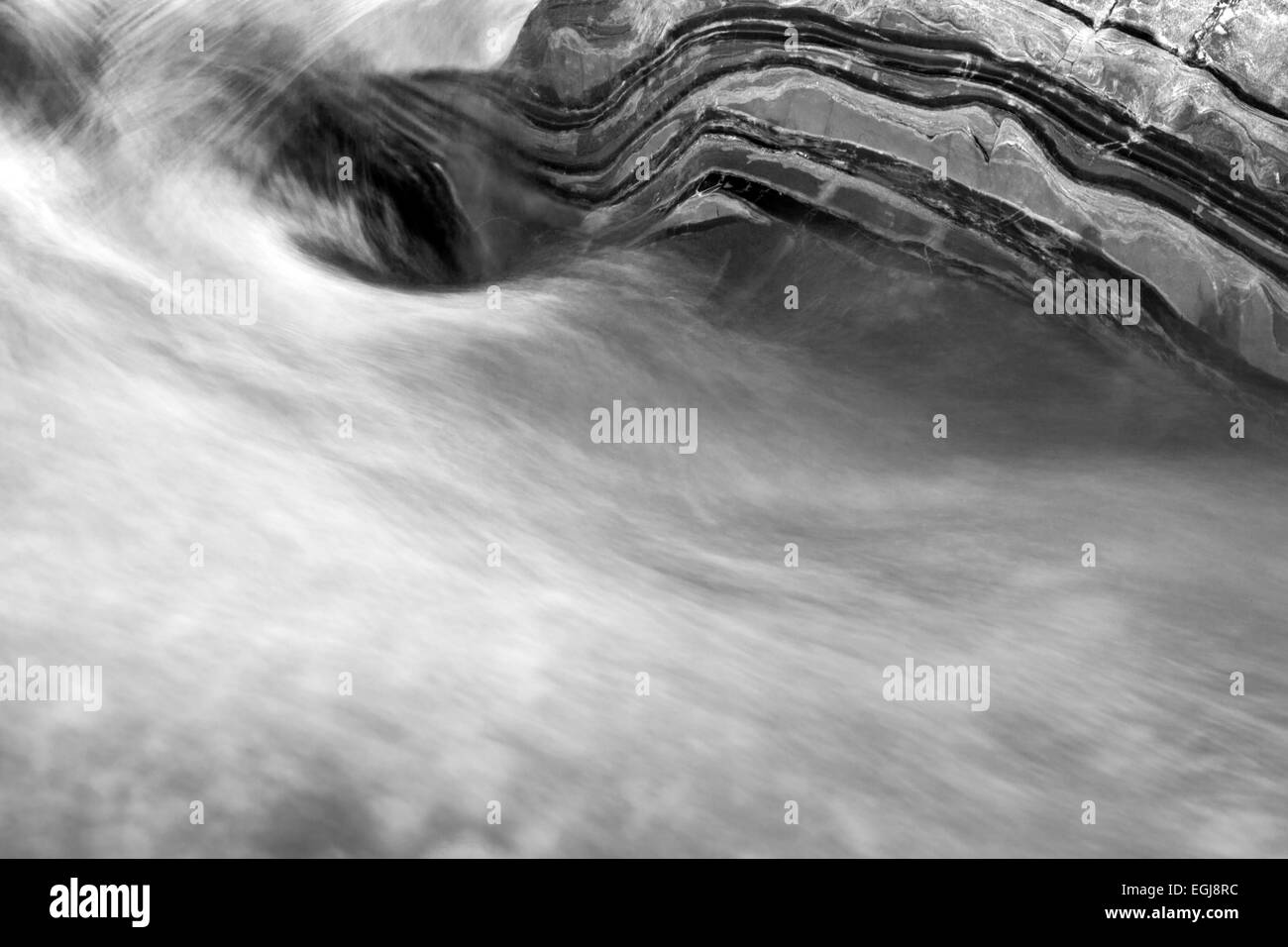 Mare di colpire il rock bianco e nero abstract Foto Stock