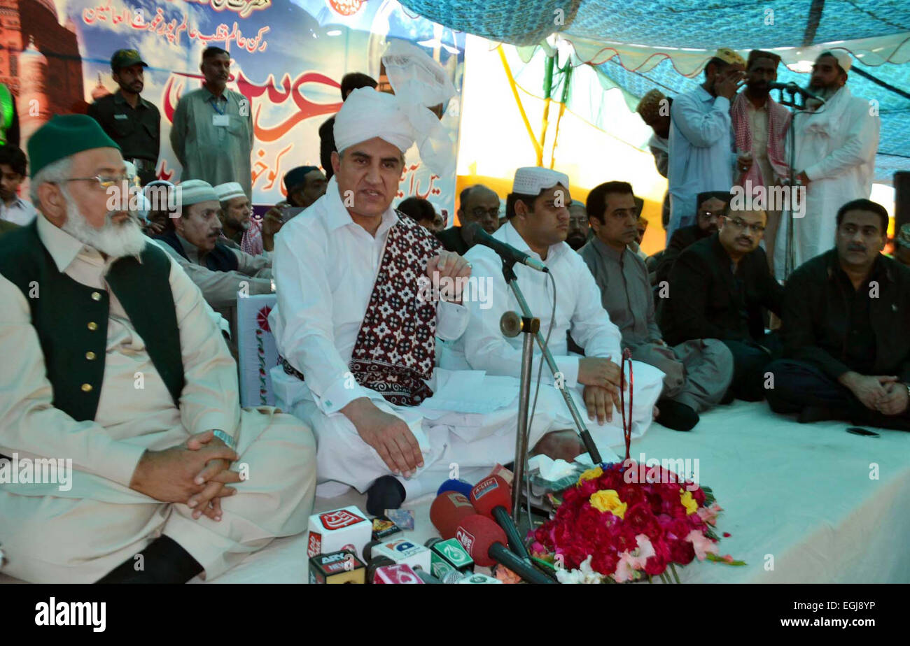 Il Custode (Sajjada Nasheen) del santuario, Makhdoom Shah Mahmood Qureshi degli indirizzi durante la cerimonia di inaugurazione 700 Urs annuale celebrazione di un grande santo del subcontinente, Hazrat Shah Rukn-ud-din Alam tenutosi presso il suo Santuario a Multan Mercoledì, 25 febbraio 2015. Foto Stock