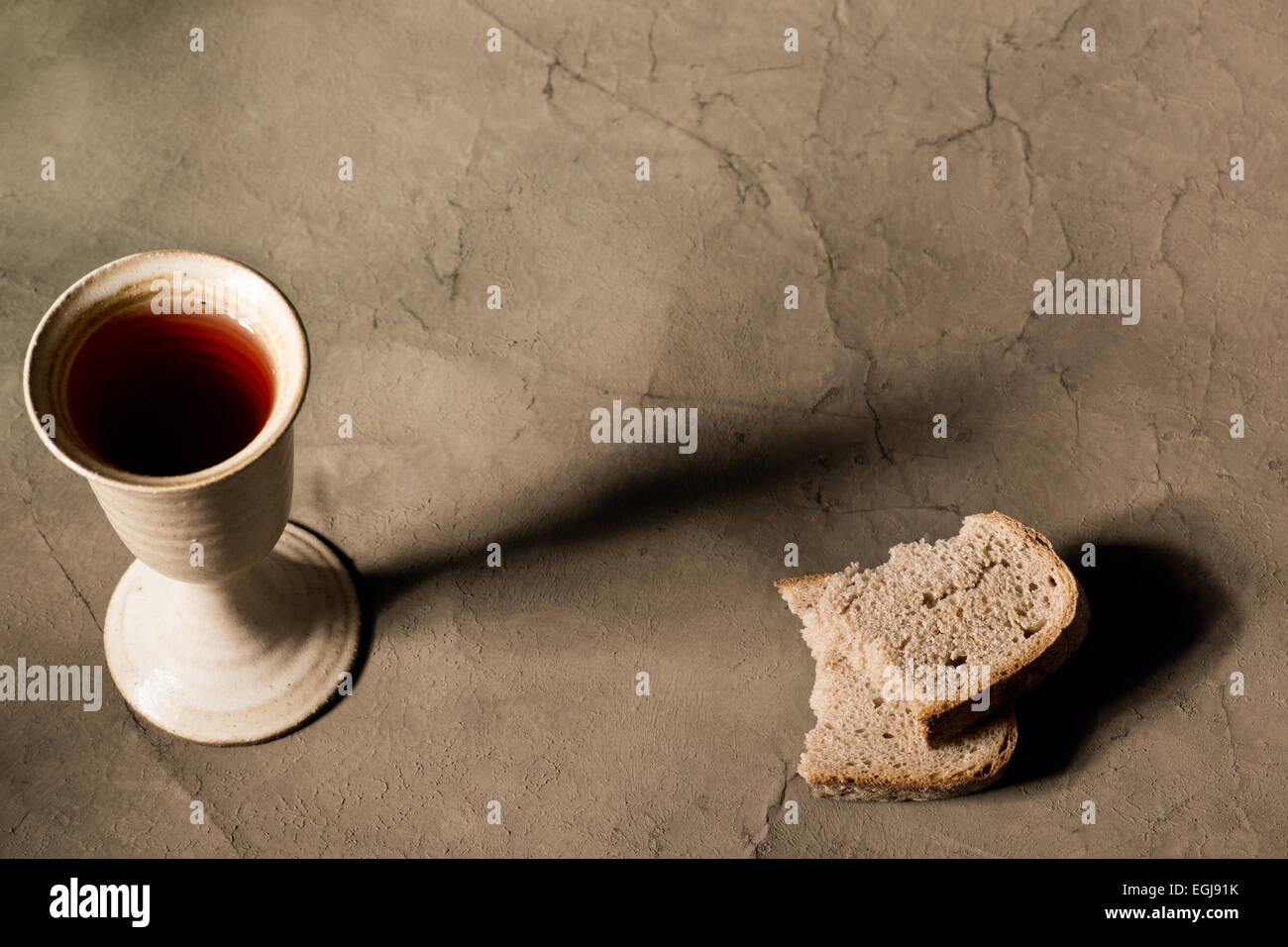 Un calice di vino con il pane sulla tavola Foto Stock