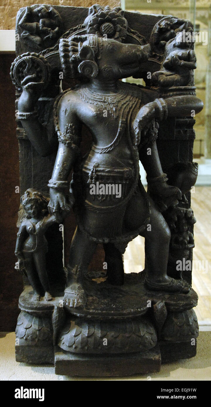 La scultura in rilievo di Varaha con Bhu e Gadadevi. Dall Orissa (India). Il XIII secolo. Dio salva la terra dal mare. British Museum. Londra. In Inghilterra. Regno Unito. Foto Stock