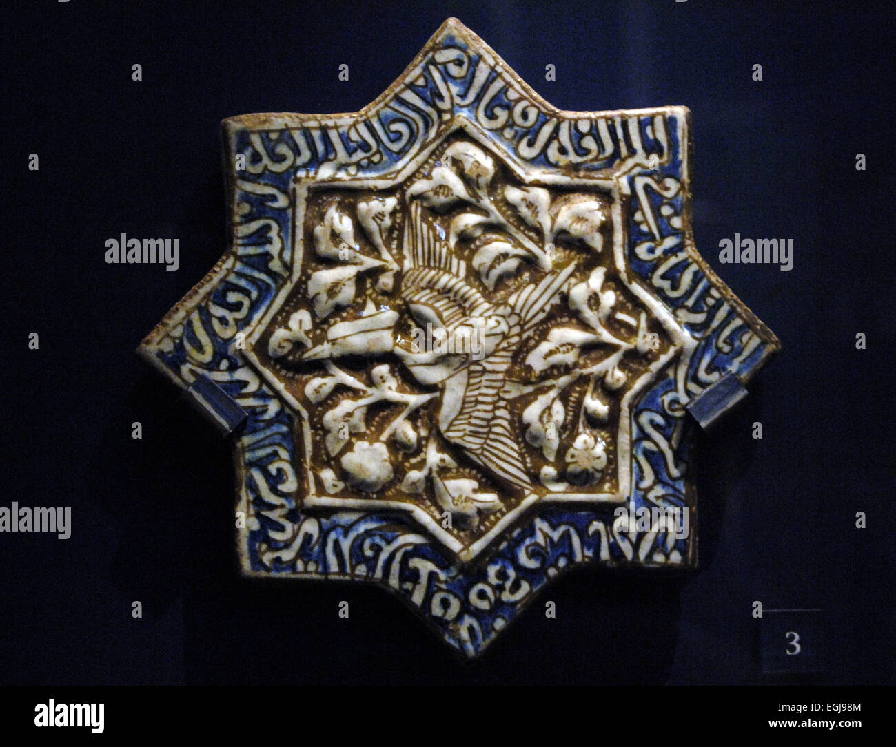 Piastrella con phoenix e testo coranica. L'Iran. 1275-1325. Fritware stampato con i colori e la lucentezza su smalto. Victoria and Albert Museum. Londra. In Inghilterra. Regno Unito. Foto Stock