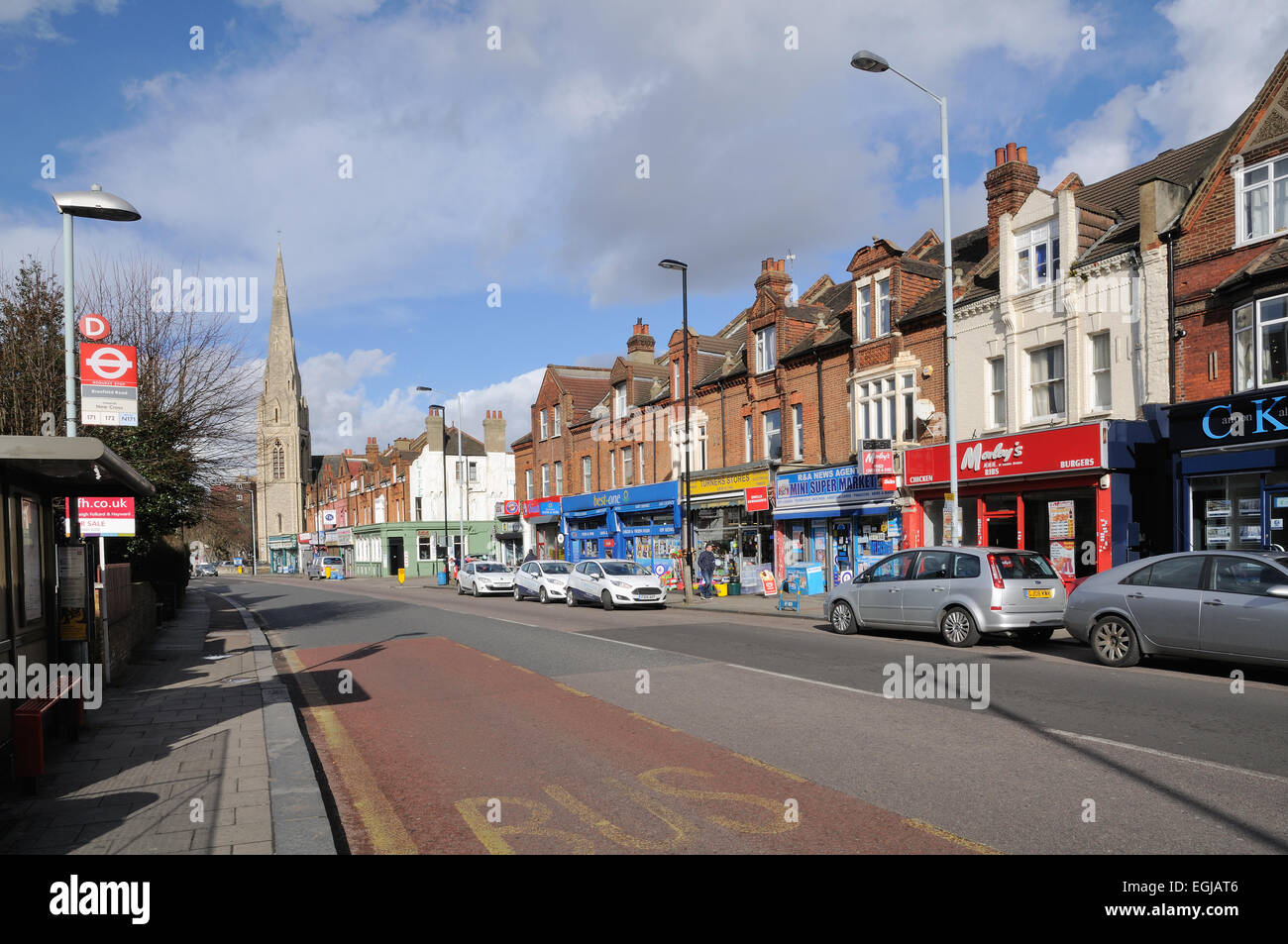Brockley, a sud-est di Londra, con St Andrews chiesa e negozi su Brockley Road Foto Stock