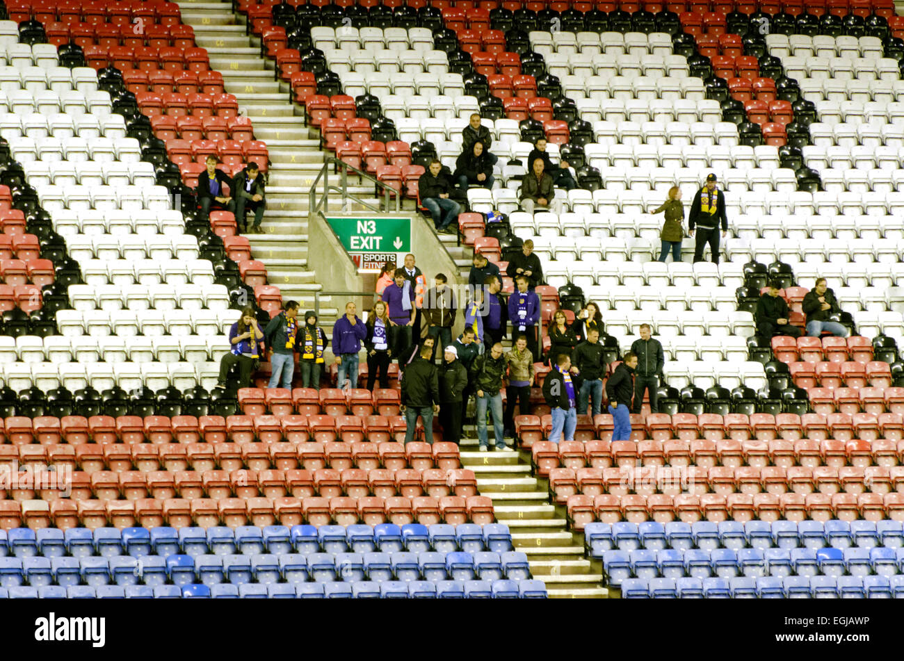 Appassionati sostenitori di NK Maribor della Slovenia al DW Stadium, Wigan in Europa League Foto Stock