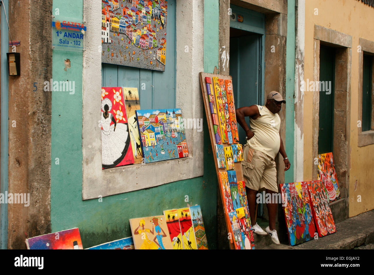 Artista visualizzando il suo dipinti sulle strade del Pelourinho Foto Stock