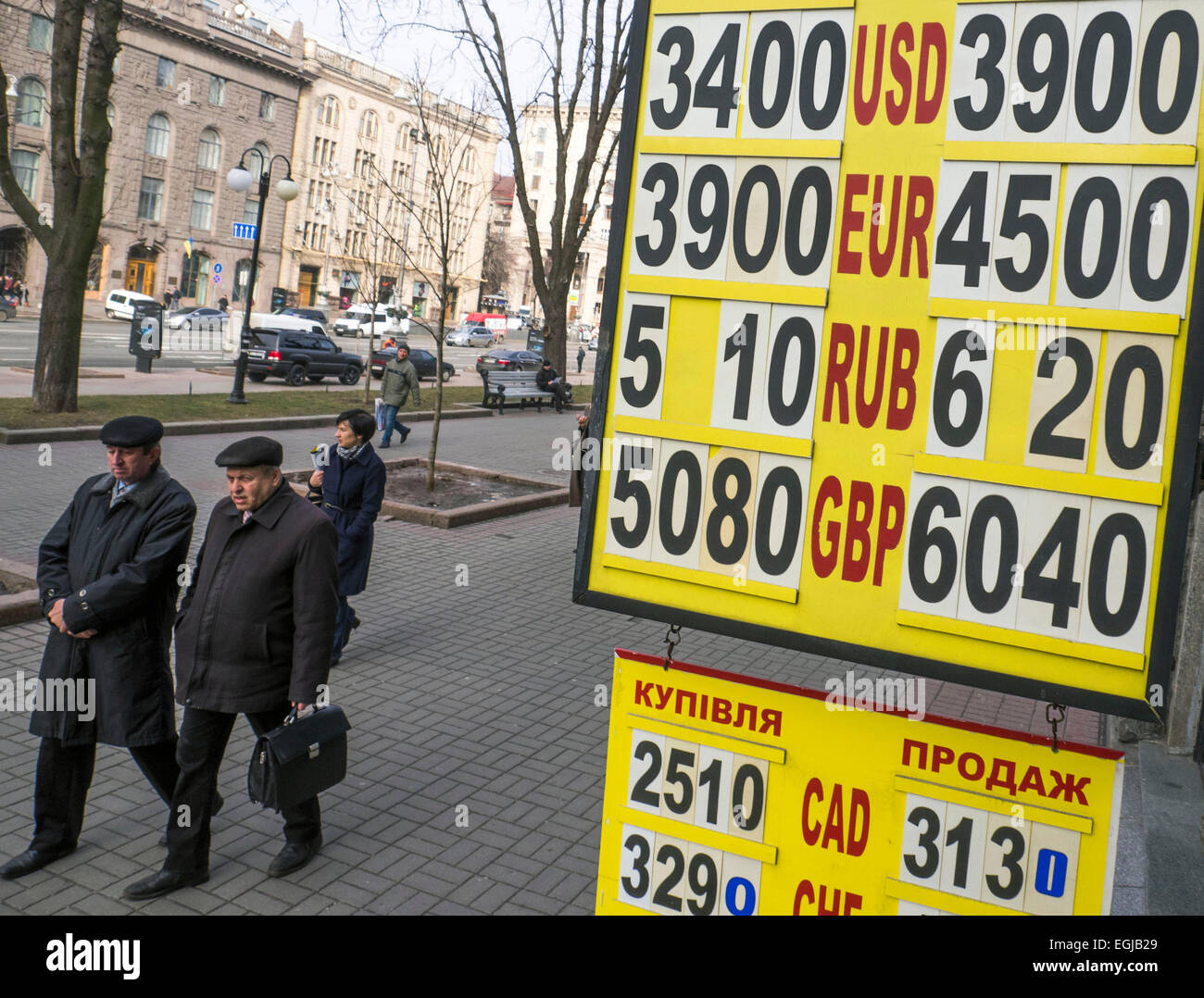 Kiev, Ucraina. Il 25 febbraio, 2015. La gente passa le valute tasso di cambio piastra centro di Kiev. Per l'Ucraina grivna sono crollati più di cento per cento contro il dollaro a un nuovo record basso su Gennaio 6, 2015 dopo la banca centrale ha abbandonato i suoi sforzi per sostenere la valuta. Credito: Igor Golovnov/Alamy Live News Foto Stock