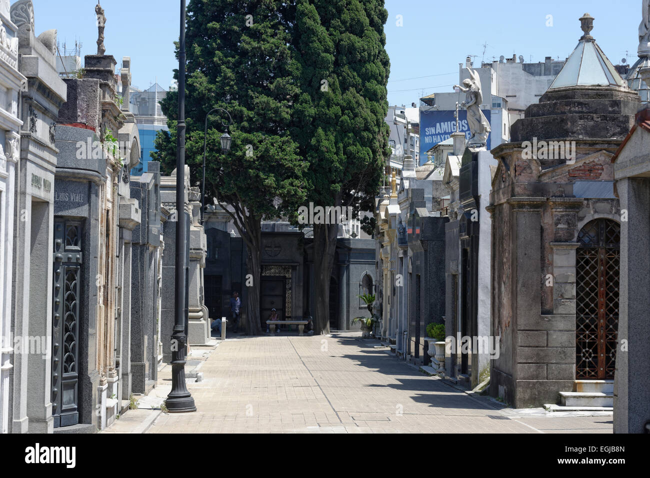 La Recoleta Cemetery in Buenos Aires con ampi viali tra incredibili tombe e tombe di famiglia. Una città dei morti. Foto Stock