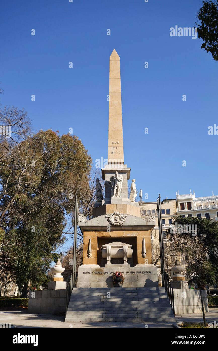 Obelisco, il Monumento ai Caduti per la Spagna, Paseo del Prado. Ritz hotel dietro, Madrid, Spagna Foto Stock