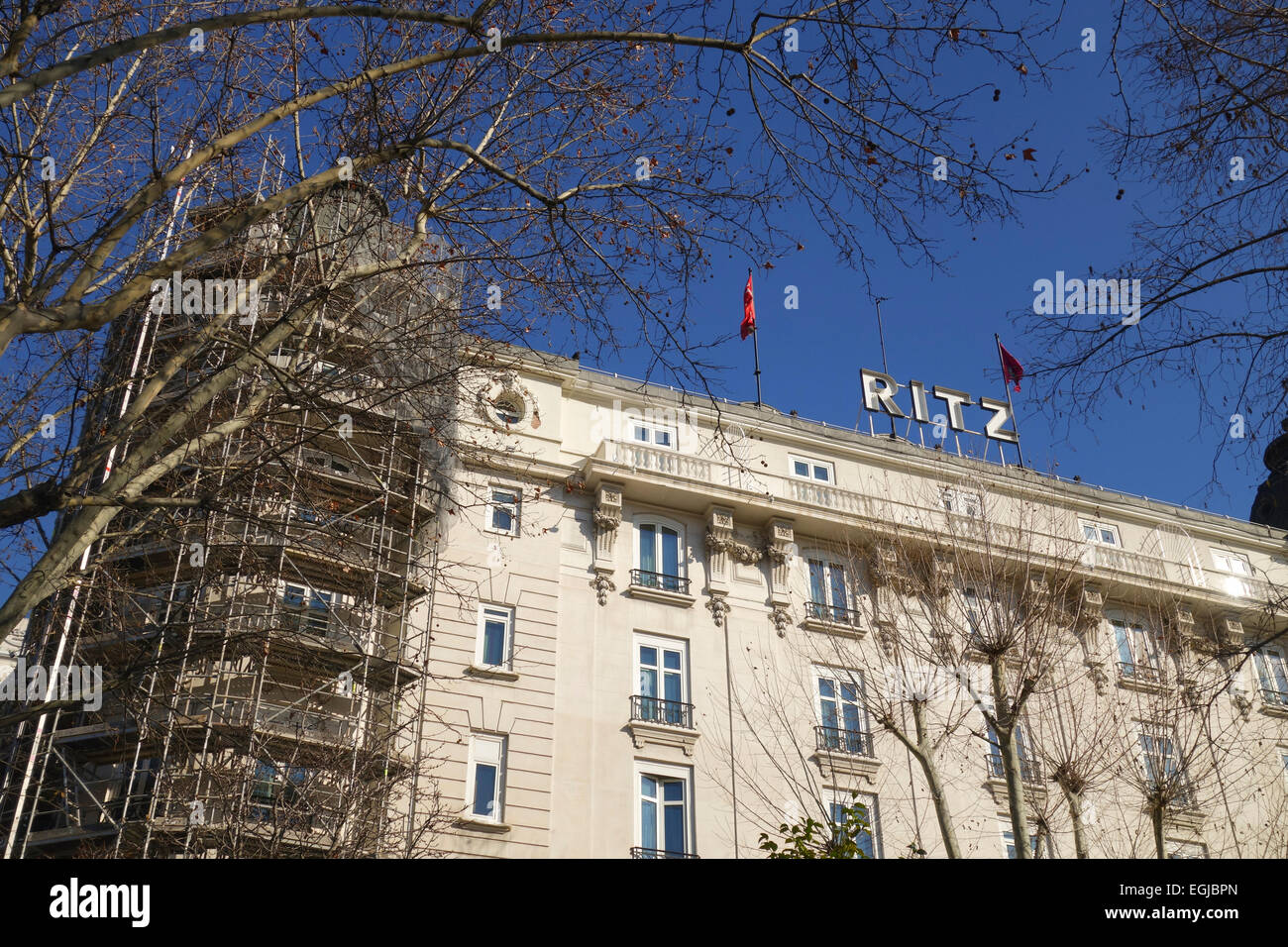 L'Hotel Ritz da Belmond, facciata in costruzione, hotel di lusso a cinque stelle vicino al museo del Prado a Madrid. Spagna. Foto Stock