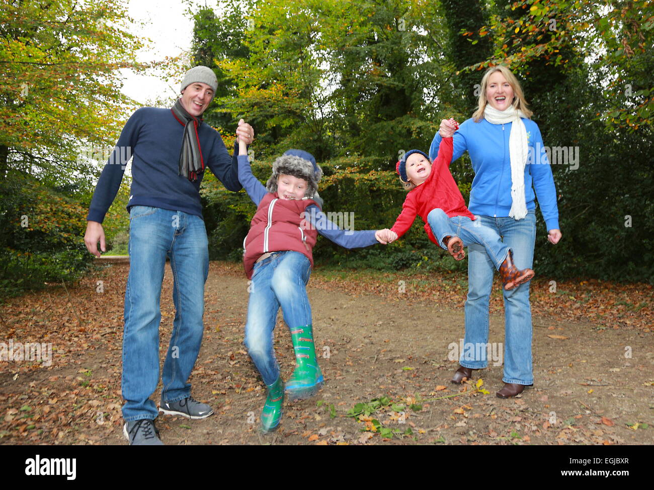 Famiglia divertimento passeggiate nel bosco in autunno, REGNO UNITO Foto Stock