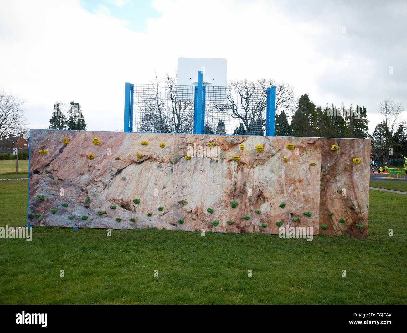 Parete di roccia nel parco giochi per bambini REGNO UNITO Foto Stock