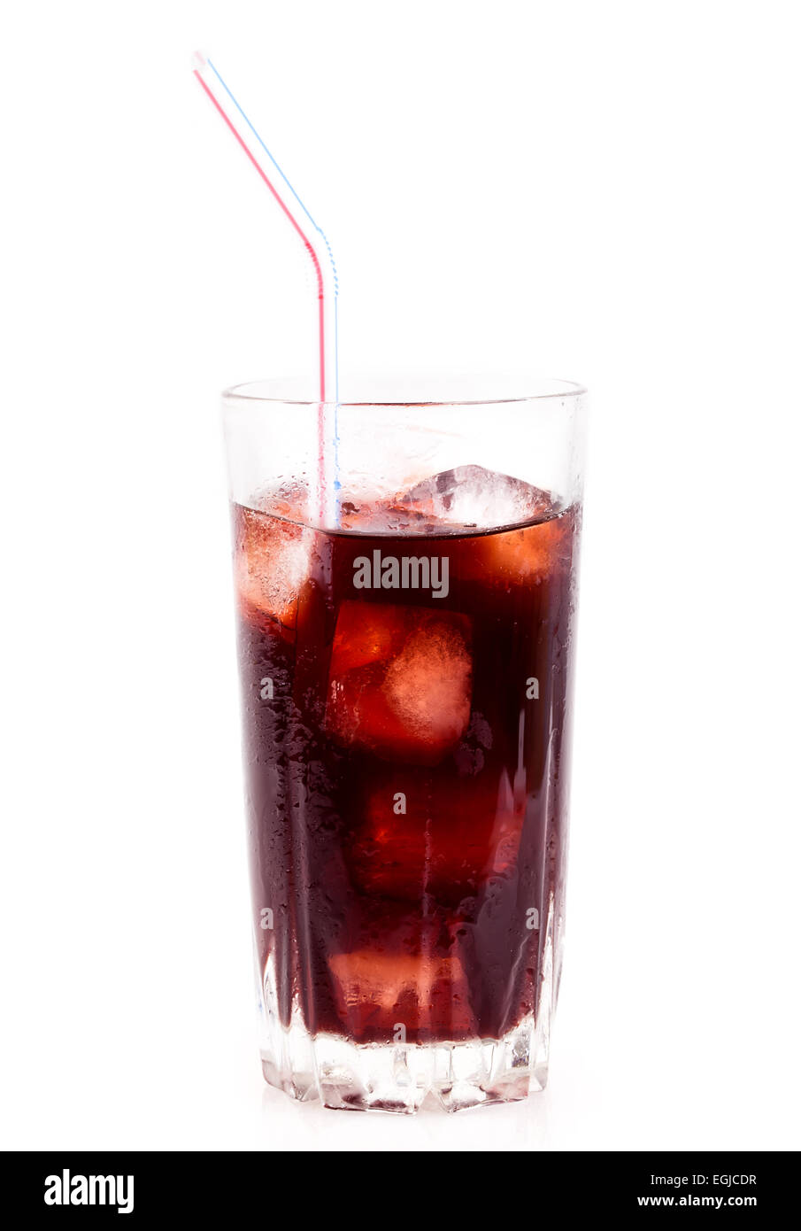 Un bicchiere con un cocktail isolati su sfondo bianco Foto Stock