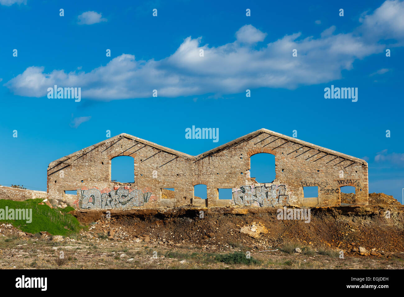 Abbandonato il cibo silo rovine contro un cielo nuvoloso Lavrio, Grecia Foto Stock