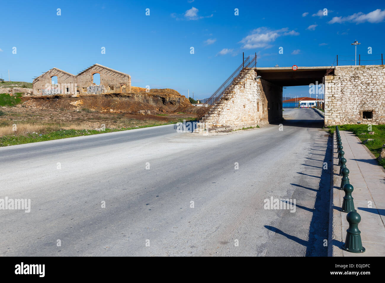 Abbandonato il cibo silo rovine contro un cielo nuvoloso Lavrio, Grecia Foto Stock