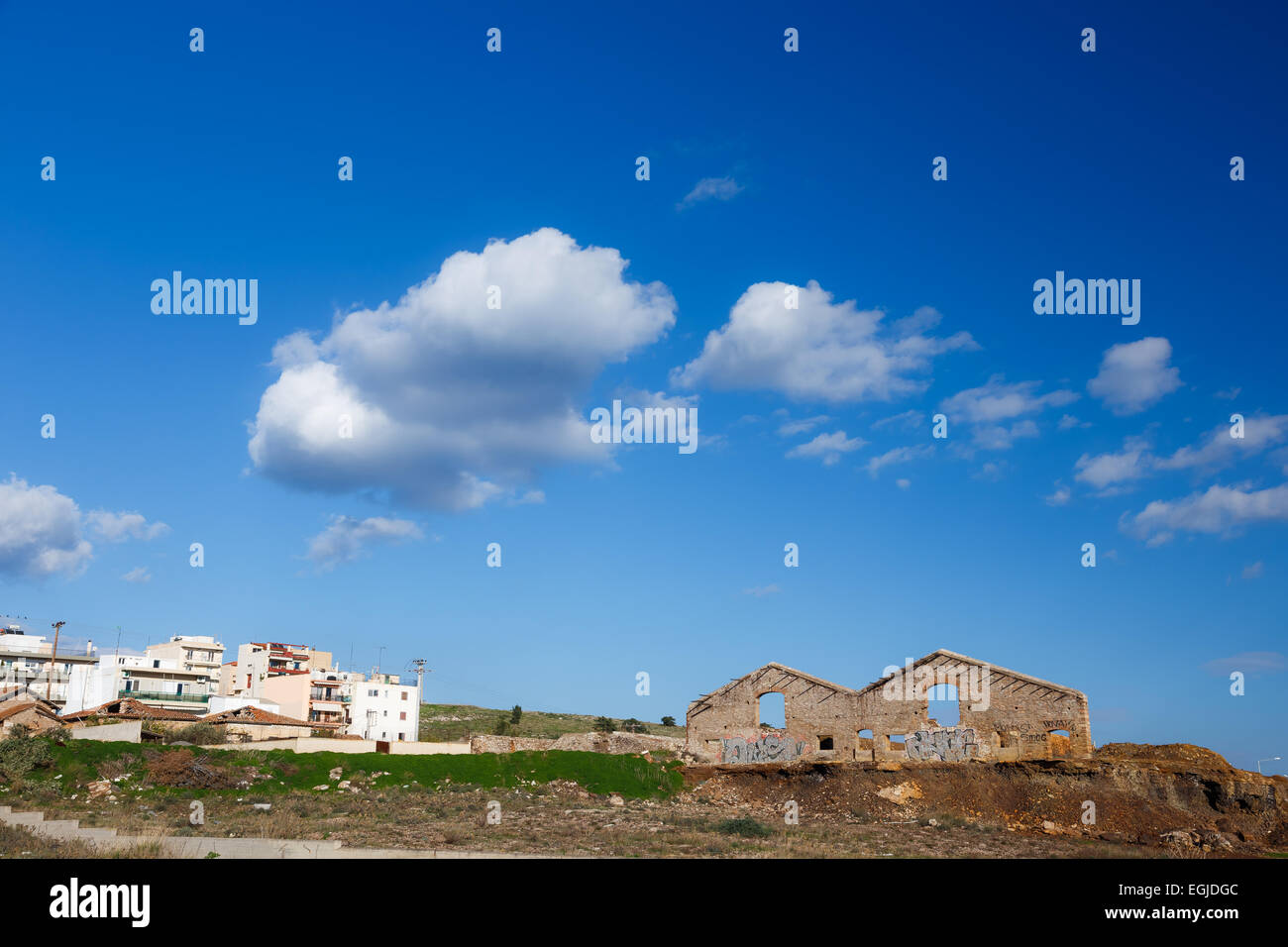 Abbandonato il cibo silo rovine contro un cielo nuvoloso Lavrio, Grecia Foto Stock