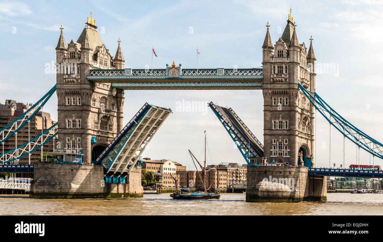 London Tower Bridge, Londra Inghilterra; il ponte di sospensione è in aumento a lasciare ad un unico montante di barca a vela per passare. Foto Stock