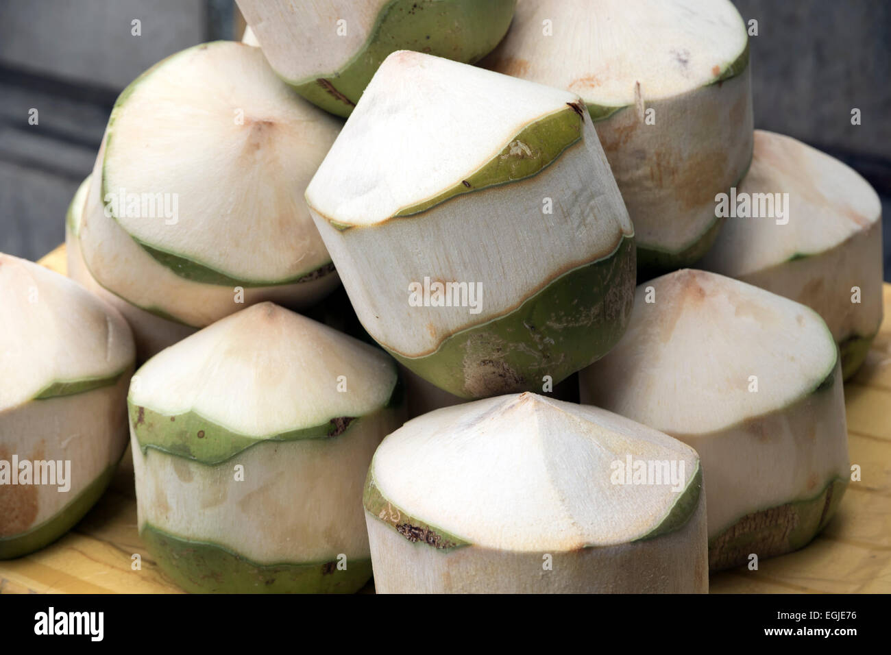 Rasate le noci di cocco per bere in vendita a Bangkok Foto Stock