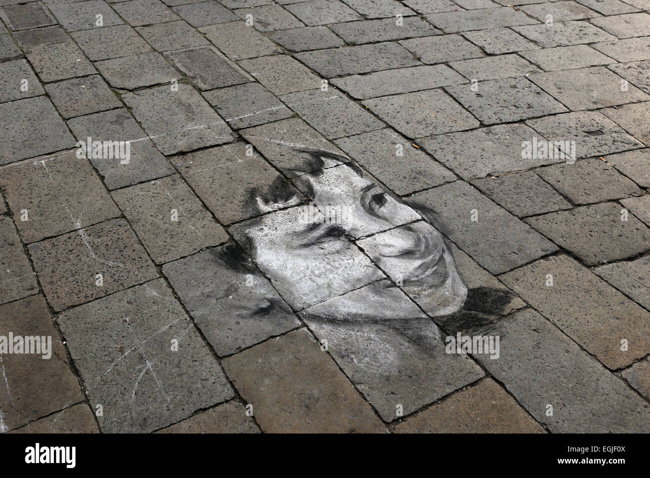 Chalk disegno di un ragazzo sorridente su asfalto Foto Stock