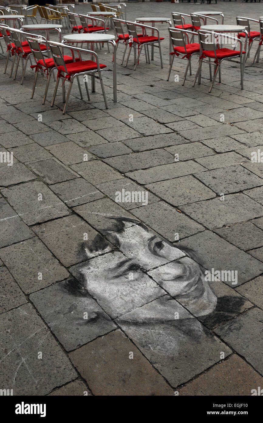 Chalk disegno di un ragazzo sorridente su asfalto Foto Stock