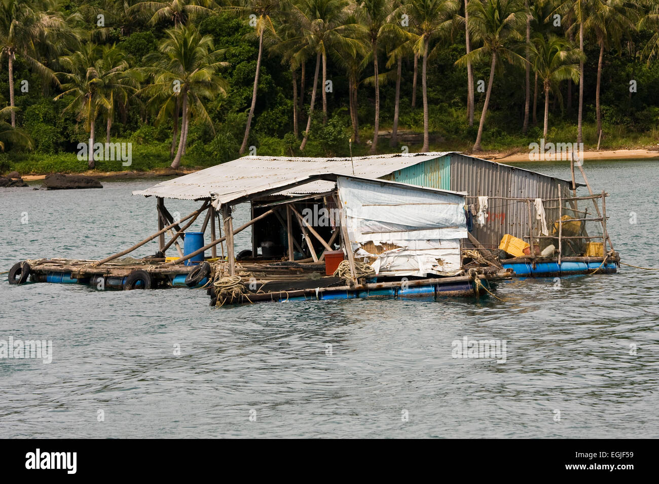 Una casa galleggiante al largo di Phu Quoc Islanda, Vietnam, sud-est asiatico Foto Stock