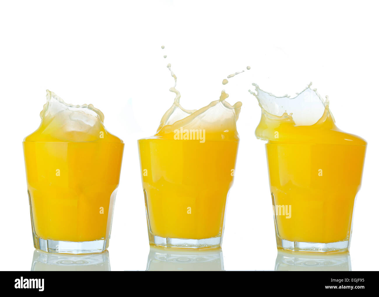 Succo di arancia splash raccolta su un bianco Foto Stock