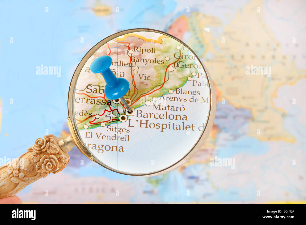 Blu Tack sulla mappa di Europa con lente di ingrandimento cercando in Barcellona, Spagna Foto Stock