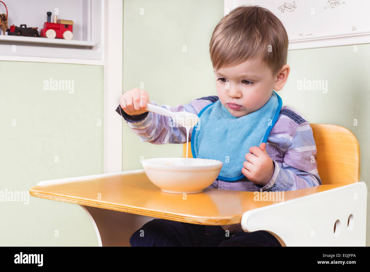 Il Toddler guardando al suo cibo con nessun appetito Foto Stock