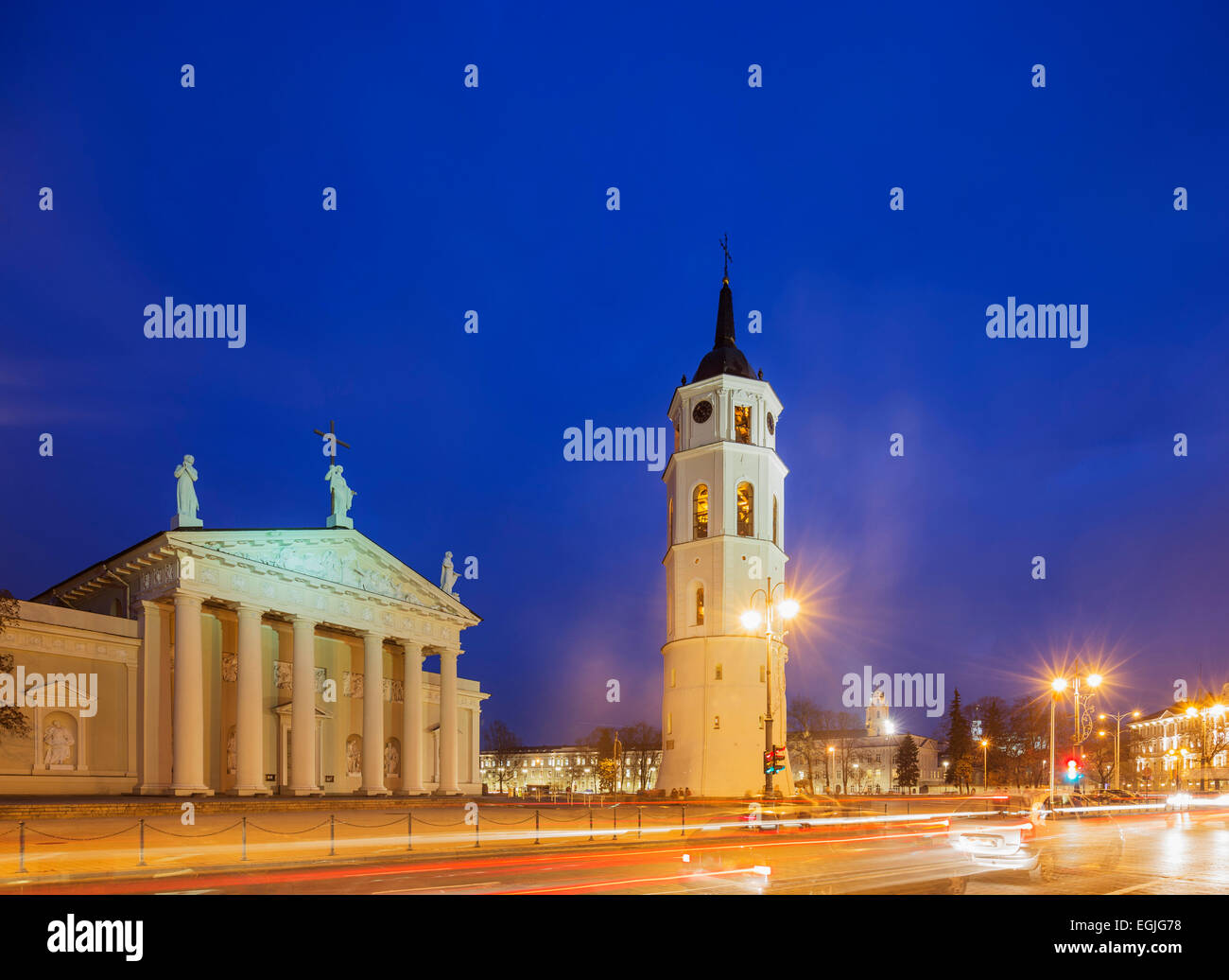 Europa, Stati baltici Lituania, Vilnius, San Stanislao Cattedrale e Varpine torre campanaria in piazza del Duomo Foto Stock