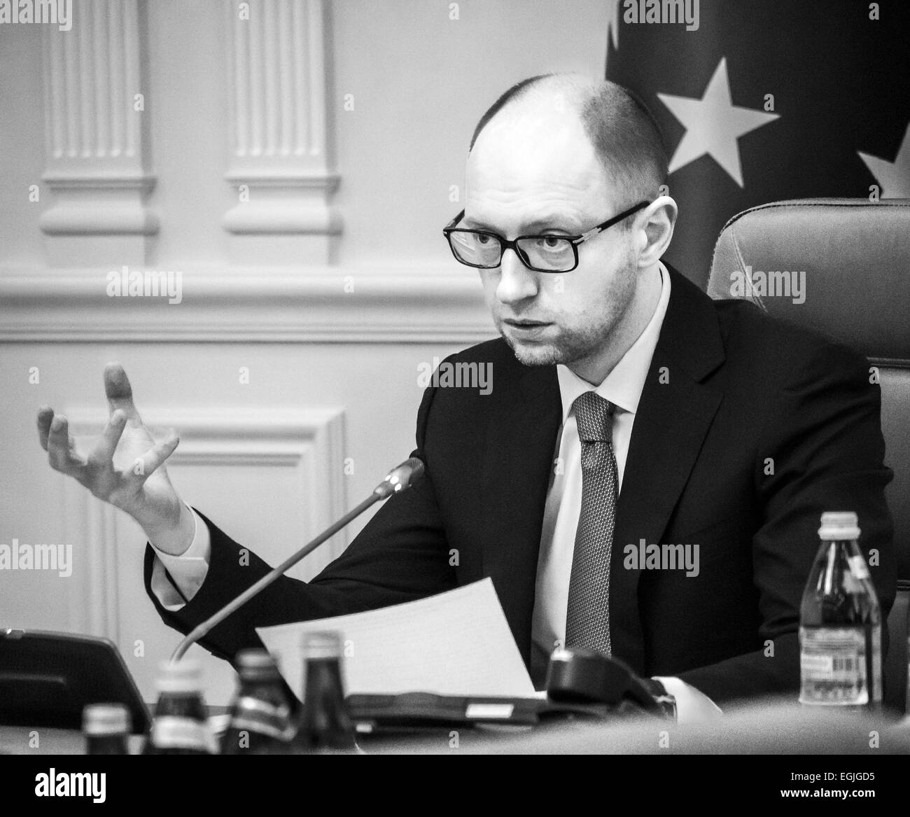 Febbraio 25, 2015 - Prime Arseniy Yatsenyuk -- Il Cabinet aumenterà i costi dei rifugiati a 3 miliardi di grivna. Secondo il vice primo ministro Gennady Zubkov, il Cabinet ha già fatto queste modifiche al bilancio.Le modifiche al bilancio ha ancora a prendere il parlamento. In aggiunta, il denaro extra verrà ricercato dai donatori. Quasi 320 milioni di dollari chiederà di salvare gli sfollati e coloro che sono rimasti in oriente. I fondi saranno spesi in cibo, alloggio, medico, assistenza psicologica e istruzione di base. Parte del denaro è già stato trovato. (Credito Immagine: © Igor Golovniov/ZUMA Foto Stock