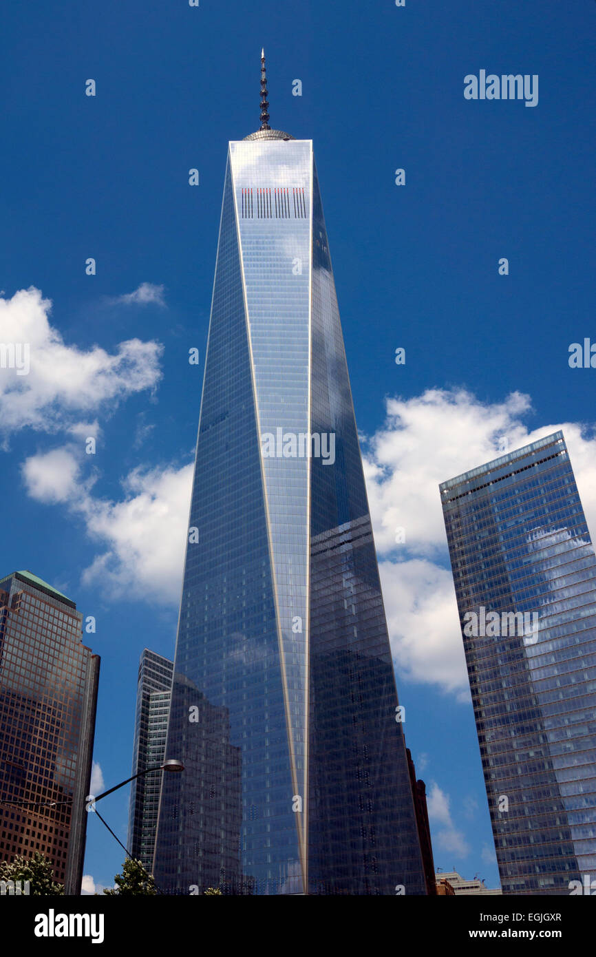 Freedom Tower, One World Trade Center di New York, NY, grattacielo a NY financial district, la parte inferiore di Manhattan, sotto sunny blue sky. Foto Stock