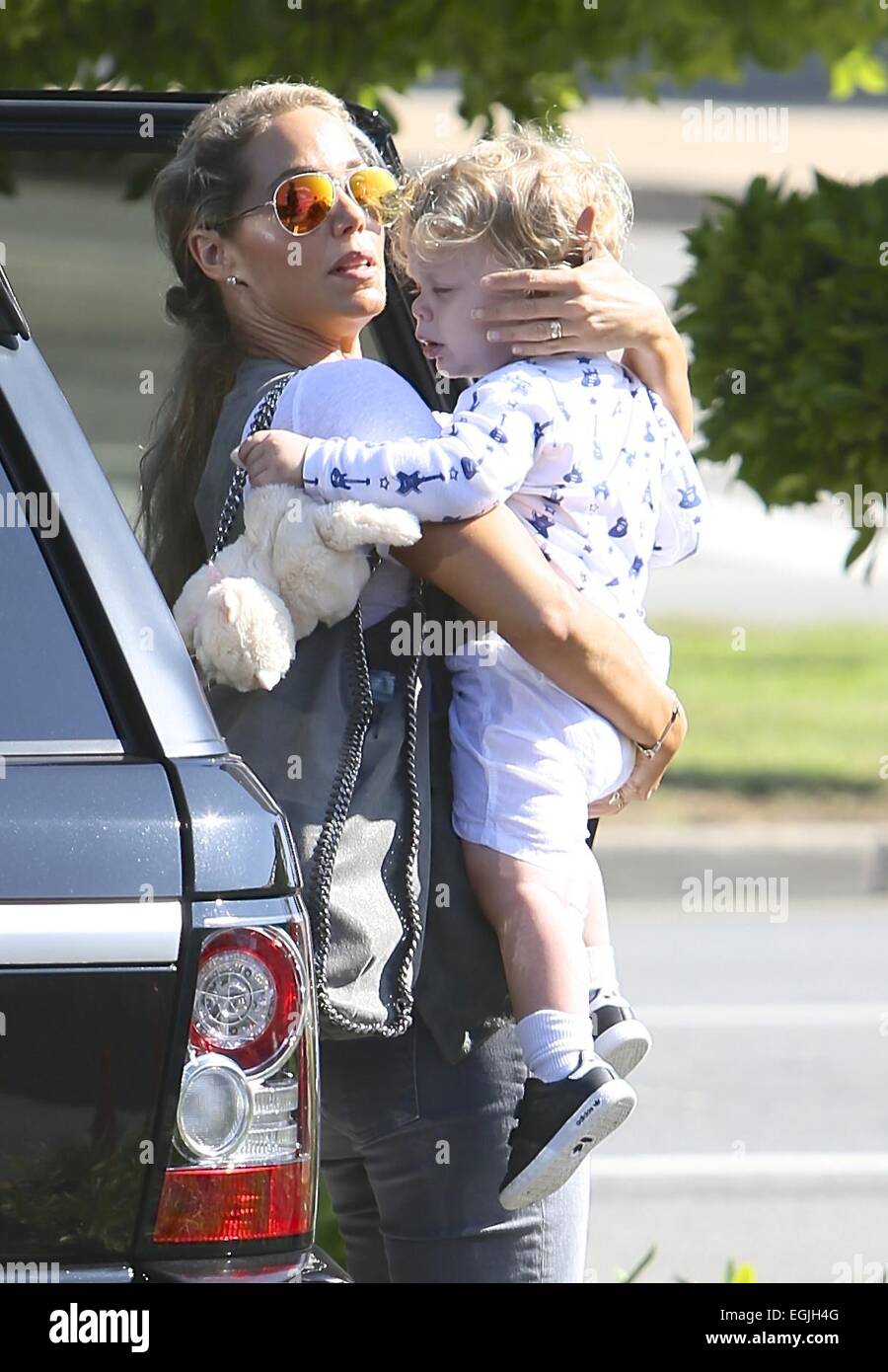 Elizabeth Berkley avvistato in Brentwood con suo figlio Sky Lauren dotate: Elizabeth Berkley,Sky Lauren dove: Los Angeles, California, Stati Uniti quando: 23 Ago 2014 Foto Stock