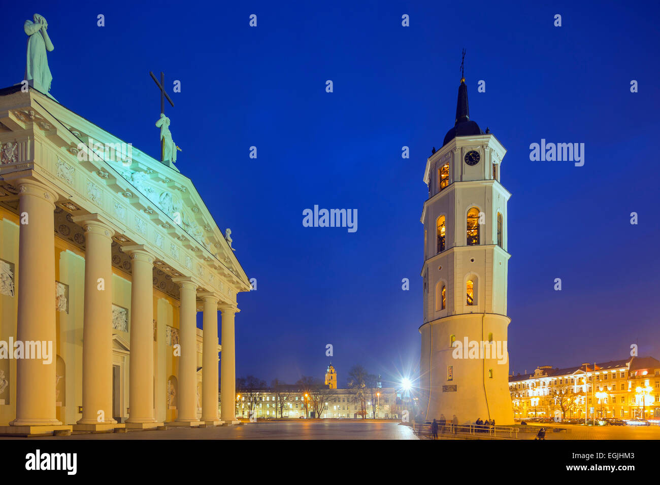 Europa, Stati baltici Lituania, Vilnius, San Stanislao Cattedrale e Varpine torre campanaria in piazza del Duomo Foto Stock